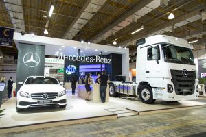 Estande da Mercedes-Benz no Congresso da SAE 